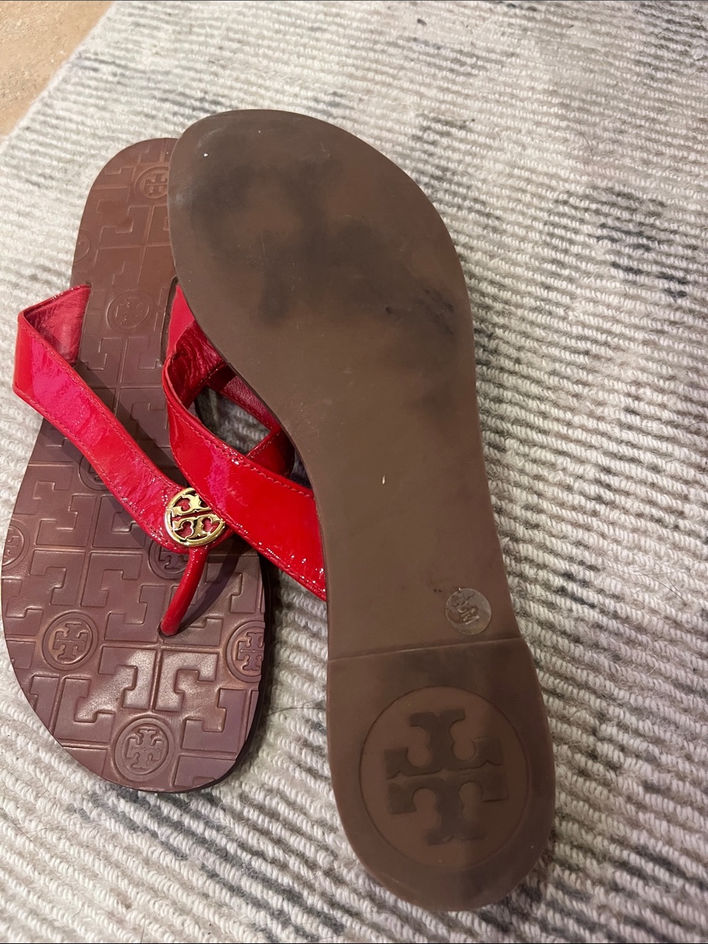 Tory Burch Red Patent Leather Logo Thong Sandals with Gold Medallion - Picture 2 of 3